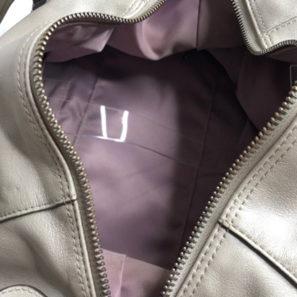 Coach bag medium size tan color.  Excellent shape - Picture 4 of 8